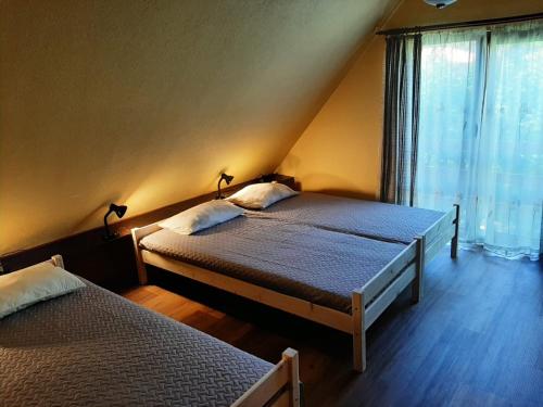 Ein Bett oder Betten in einem Zimmer der Unterkunft Ceļinieks