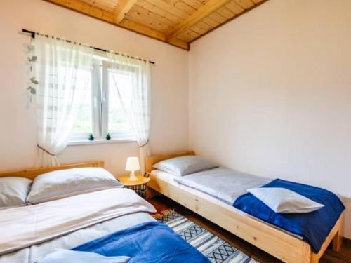 Un pat sau paturi într-o cameră la Domki Wichrowe Wzgórze Bieszczady