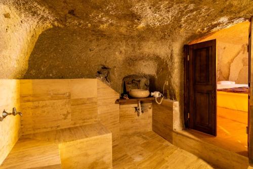 a room with a wooden floor and a wooden door at Cappadocia Snora Cave in Nevsehir