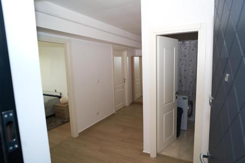 una habitación vacía con un pasillo con una puerta y una habitación con en Stylish and Spacious Apartment in Iasi Fusion Towers, en Iaşi