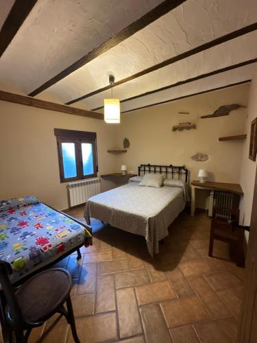 um quarto com uma cama e um banco num quarto em Casa Maria en Linarejos em Orcera