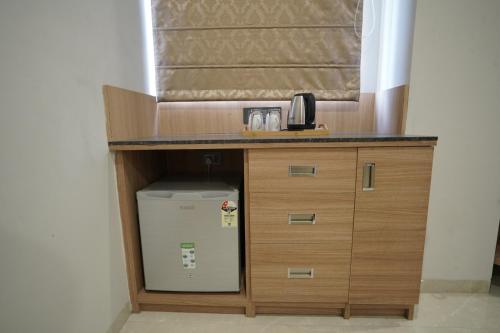 Kuchyň nebo kuchyňský kout v ubytování Hotel Krishna Inn