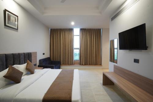 TV a/nebo společenská místnost v ubytování Hotel Krishna Inn