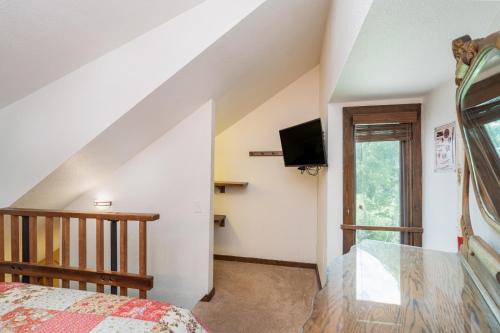 um quarto com uma cama e uma televisão na parede em Manitou Lodge 8 Hotel Room em Telluride