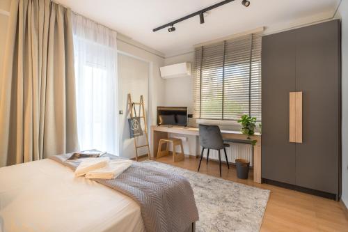 - une chambre avec un lit et un bureau dans l'établissement Urban suites- HELEXPO, à Thessalonique