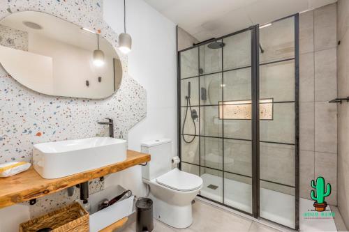 a bathroom with a shower and a toilet and a sink at Casa Lola Fuengirola centro in Fuengirola