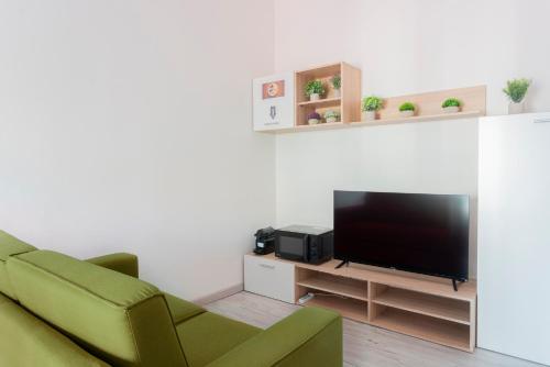 Large Suite Home Milan - Duomo tesisinde bir televizyon ve/veya eğlence merkezi