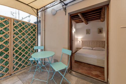 フィレンツェにあるPonte Vecchio Suiteのベッド、テーブル、椅子が備わる客室です。