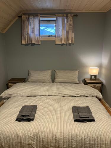 1 dormitorio con 2 camas y toallas. en Kirkegata 7, en Sarpsborg