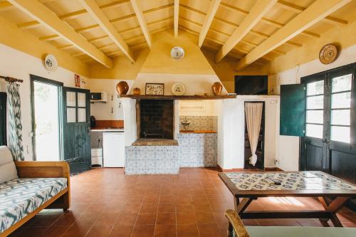 Agroturismo Son Triay في فيريريس: غرفة معيشة مع طاولة ومدفأة