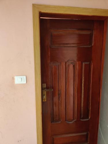 una puerta de madera abierta en una habitación en Keur Magatte en Saint-Louis