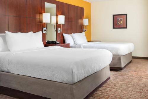 Habitación de hotel con 2 camas y espejo en Residence Inn by Marriott Fredericksburg, en Fredericksburg