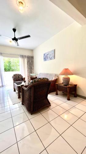 una sala de estar con un sofá y una mesa en The Ruby Home, en Bentong