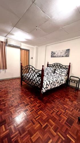 The Ruby Home في بينتونغ: غرفة نوم بسرير وارضية خشبية
