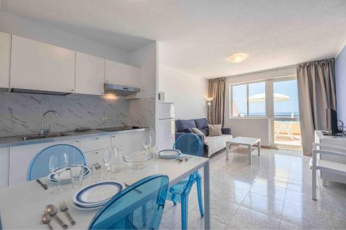 Ocean view top floor WiFi aircon 11