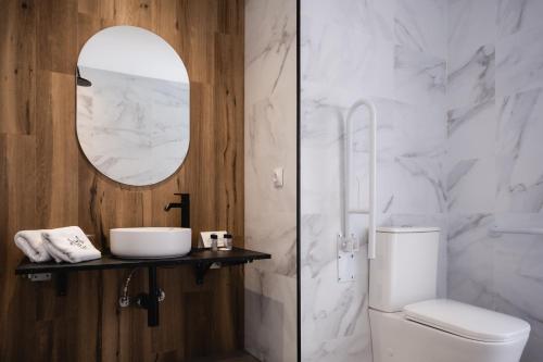 エステポナにあるMare Estepona Hotelのバスルーム(トイレ、洗面台、鏡付)