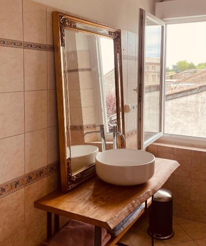 une salle de bain avec un grand lavabo et un miroir dans l'établissement Gîte Villa Blancal Location Vacances dans le Tarn 81, à Salvagnac