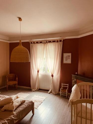 une chambre avec un lit et une fenêtre dans l'établissement Gîte Villa Blancal Location Vacances dans le Tarn 81, à Salvagnac