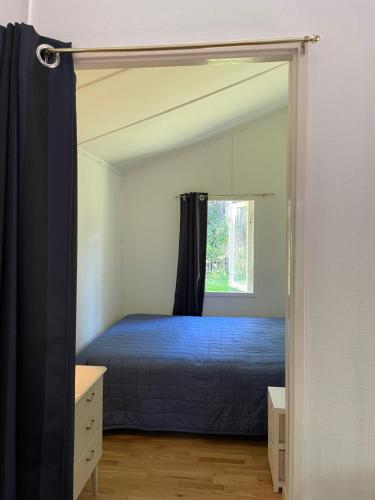 Un pat sau paturi într-o cameră la Sjönära stuga