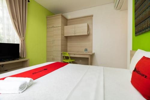 Ένα ή περισσότερα κρεβάτια σε δωμάτιο στο RedDoorz Syariah near Prasetya Mulya Cilandak campus