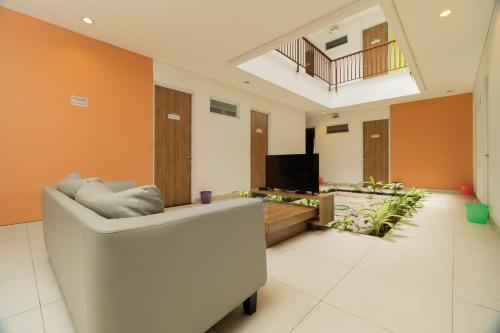 Χώρος καθιστικού στο RedDoorz Syariah near Prasetya Mulya Cilandak campus