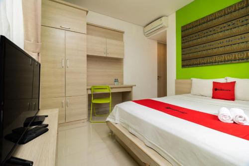 Ένα ή περισσότερα κρεβάτια σε δωμάτιο στο RedDoorz Syariah near Prasetya Mulya Cilandak campus