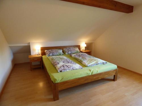 ein Schlafzimmer mit einem Bett mit zwei Lampen auf beiden Seiten in der Unterkunft Schauenburgblick in Oberkirch