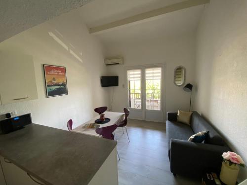 Μια τηλεόραση ή/και κέντρο ψυχαγωγίας στο Appartement Duplex Climatisé Le Trident