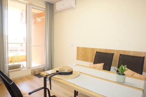 comedor con mesa y sillas en sea view hygge - Quiet residential apartment, en Kavarna