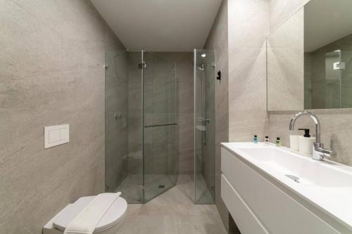La salle de bains est pourvue d'une douche, de toilettes et d'un lavabo. dans l'établissement Renovated 3 Bedrooms / 2 bath on Frishman st., à Tel Aviv