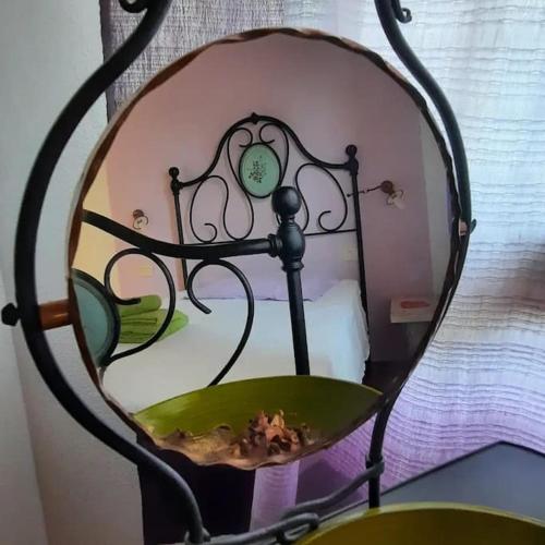 a room with a clock and a green bowl at Agriturismo Salaiolo 176 in Scansano