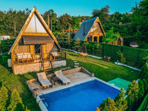 an overhead view of a tiny house with a pool at Sapanca Mea Vita in Sapanca