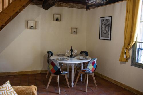 comedor con mesa blanca y sillas en Columna Historya 1, en Bergerac