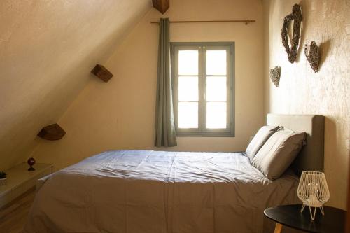 1 dormitorio con cama y ventana en Columna Historya 1, en Bergerac