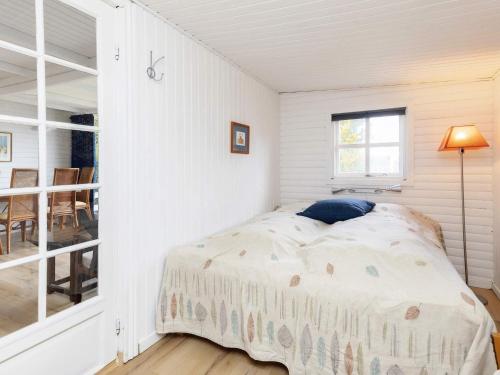 ein Schlafzimmer mit einem Bett in einem Zimmer mit einem Fenster in der Unterkunft Holiday home Holbæk III in Holbæk