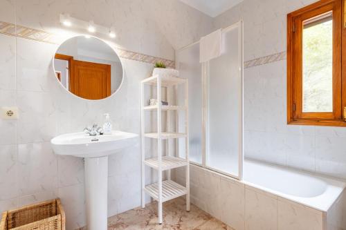 A bathroom at Finca Bosc de Can Alou by Mallorca House Rent