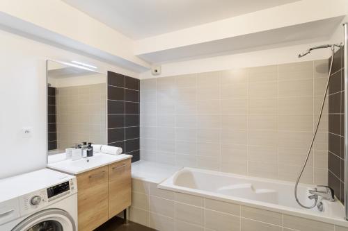 une salle de bain avec un lavabo et une machine à laver dans l'établissement Le Mint - Appt 2 chambres avec parking, à Rennes