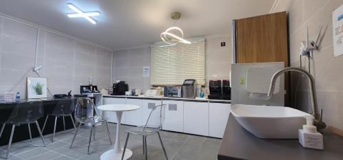 Nhà bếp/bếp nhỏ tại Daon Hotel Gimhae Injae