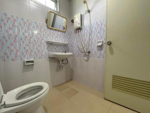 bagno con servizi igienici e lavandino di Morning Home บ้านหมอนอิง a Lopburi
