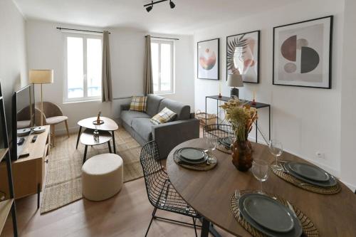 un salon avec une table et un canapé dans l'établissement Soif d'Evasion - 4 personnes, au Havre