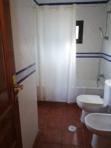 y baño con aseo, lavabo y bañera. en Casa José, en Tajace de Abajo