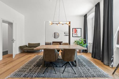 una sala da pranzo con tavolo e sedie di GreatStay - Straßburger Str 18, stylish 3 BR apartment in downtown Berlin a Berlino