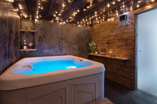 una vasca idromassaggio in una stanza con luci di Wharton House Mews in Cartmel, Lake District a Cartmel