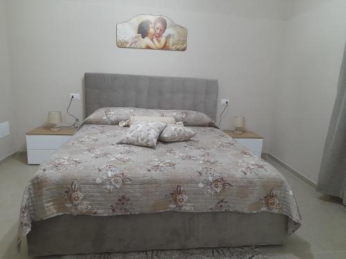 1 dormitorio con 1 cama con una foto en la pared en Casa del sole, en Barletta
