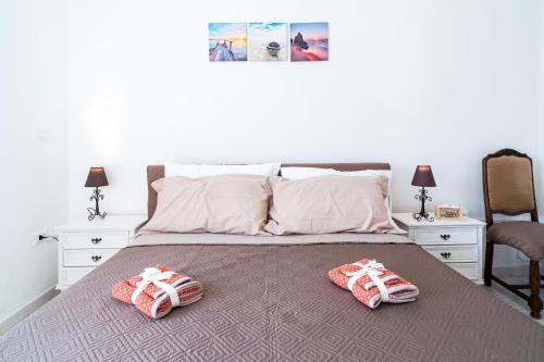 a bedroom with a bed with two pillows on it at Domo de Ro' in Onifai