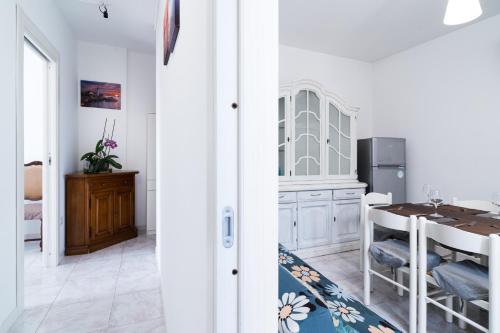a kitchen and a dining room with a table at Domo de Ro' in Onifai