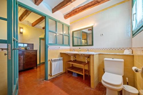 a bathroom with a toilet and a sink at Bonastre in Bonastre