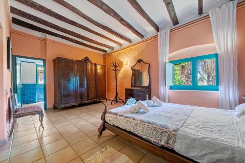 a bedroom with a bed in a room at Bonastre in Bonastre