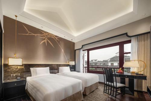 Una cama o camas en una habitación de Pan Pacific Suzhou -Including unlimited access to the 4A-level Panmen Scenic Area