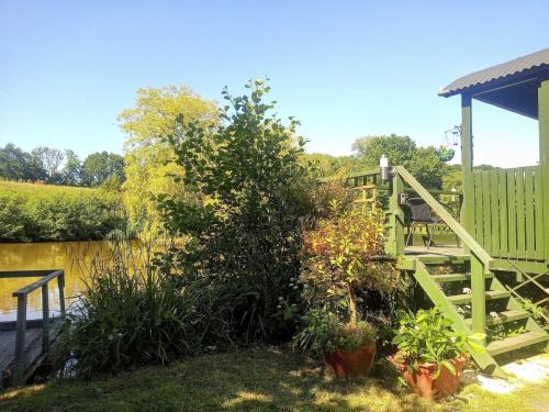 Κήπος έξω από το Charming tranquil Shepherds Hut with lakeside balcony 'Roach'